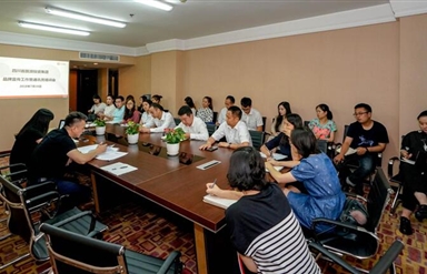 高举旗帜引领导向围绕中心服务大局