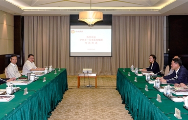 任丁与泸州市委书记刘强座谈交流